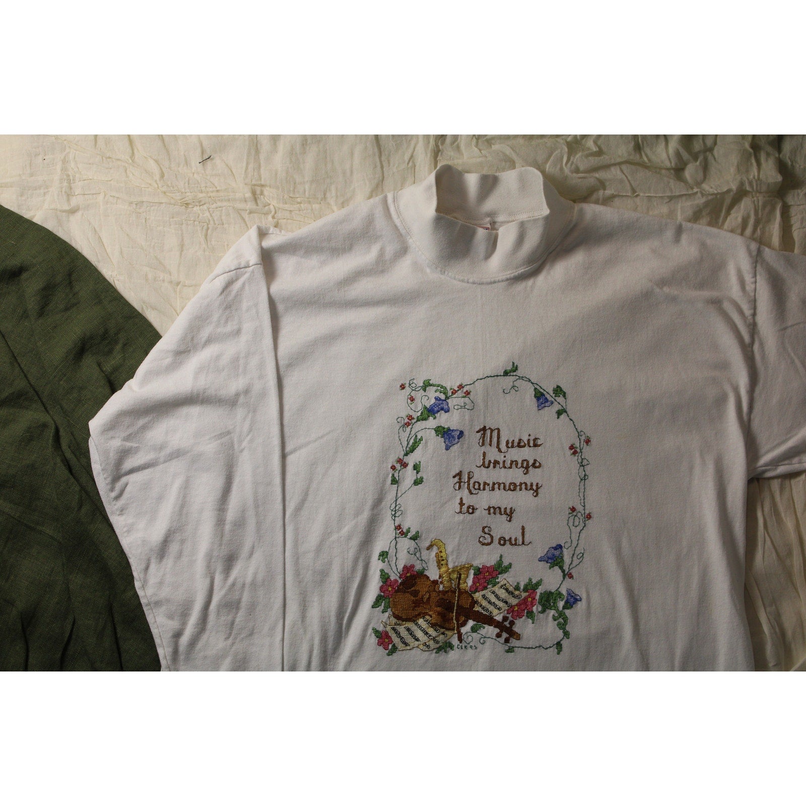 90s decosport mock-neck “music brings harmony”