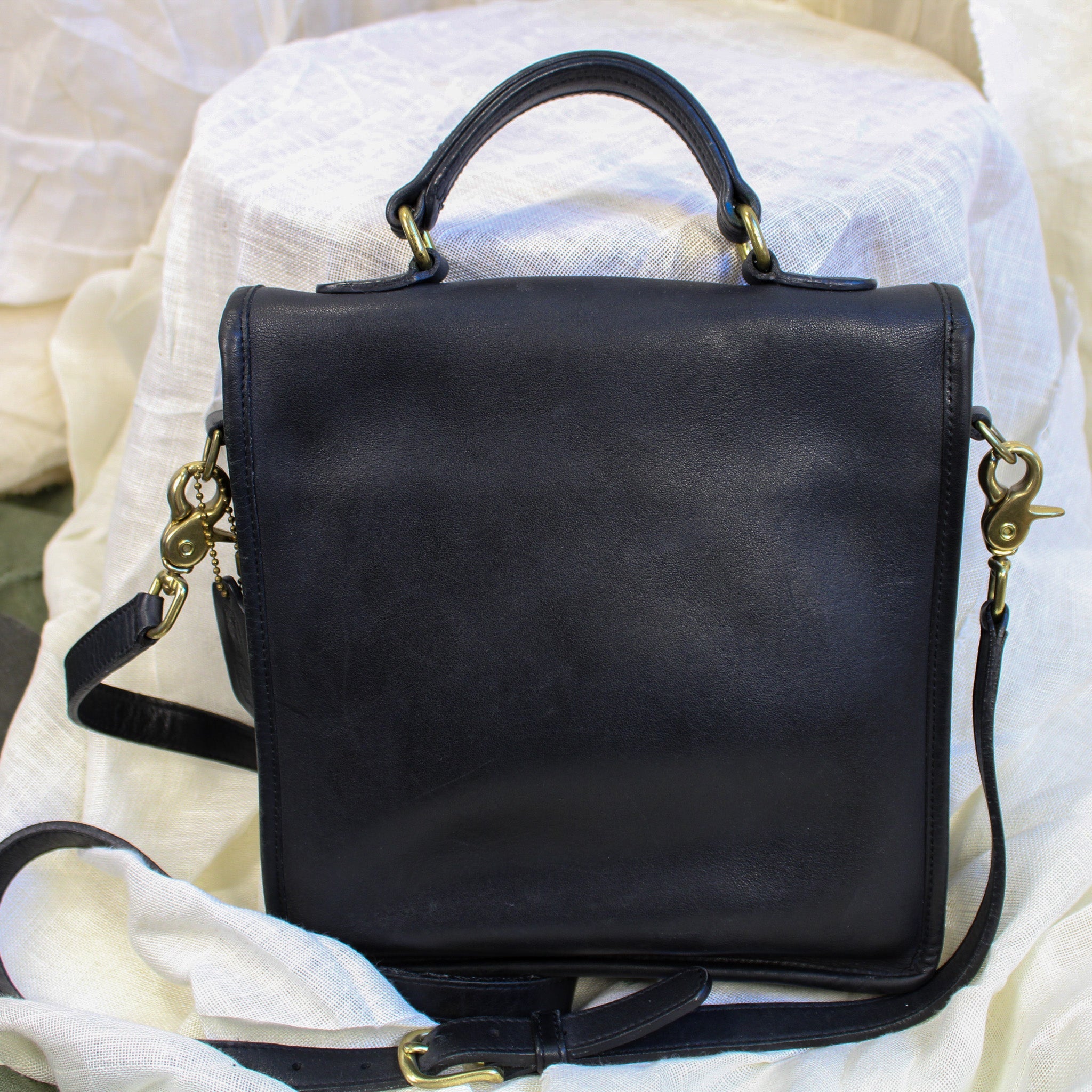 vintage coach black leather station bag (style 5130, l1w-5130)
