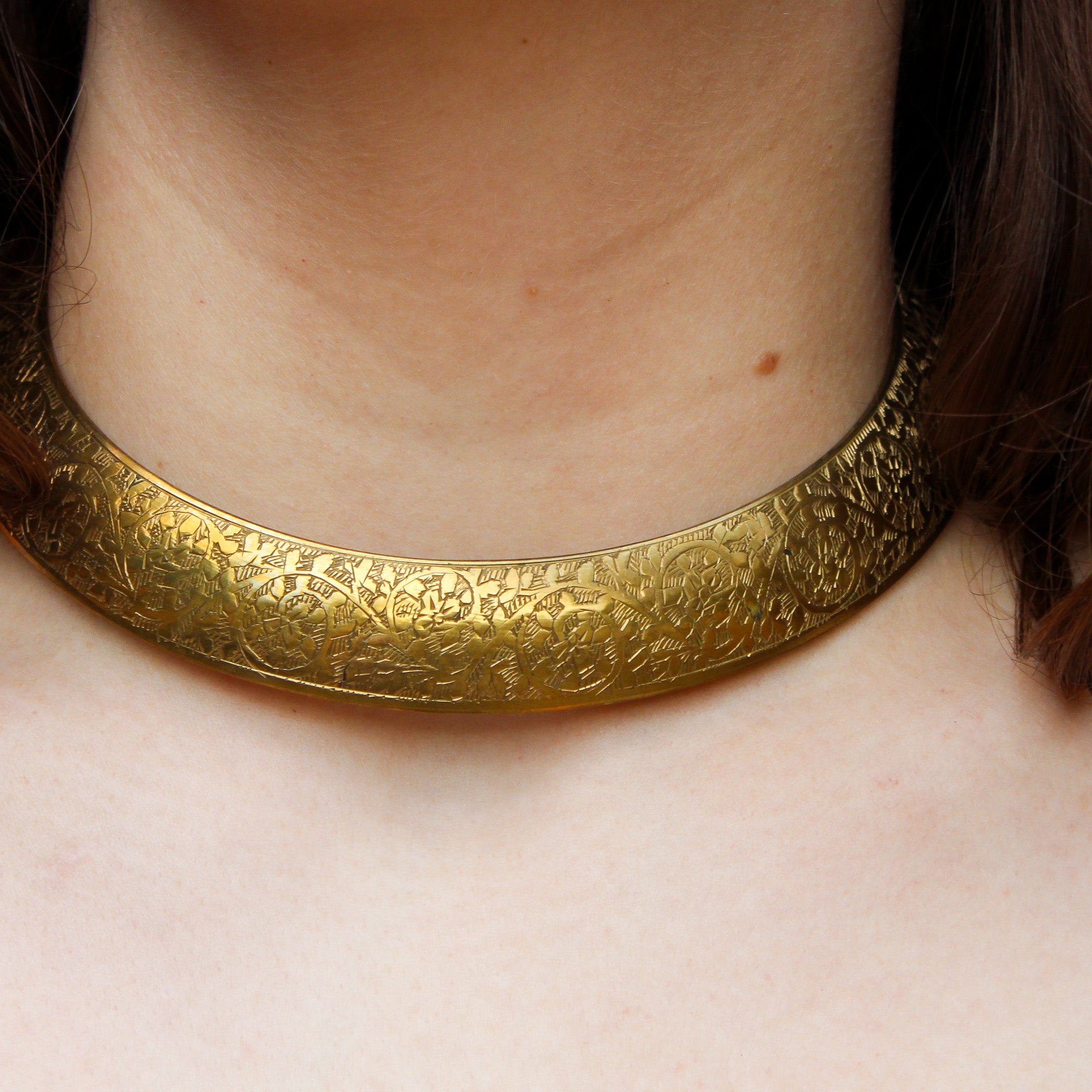 70s sculpted brass collar necklace w/ etched floral motif