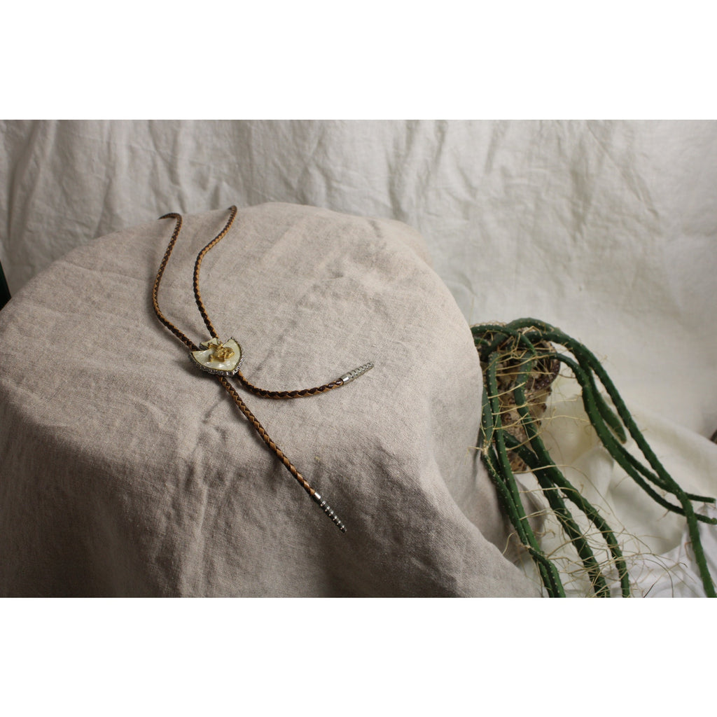 vintage 70s mother of pearl cowboy bolo tie