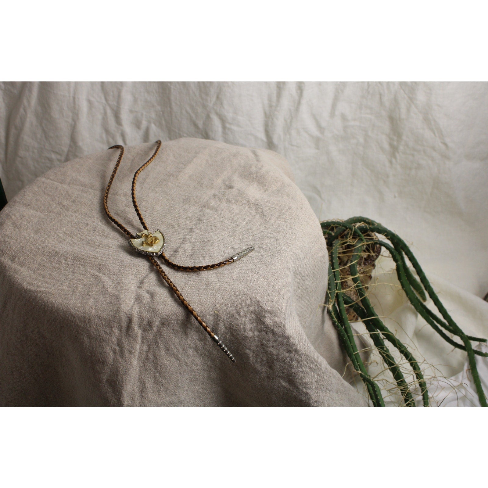 vintage 70s mother of pearl cowboy bolo tie