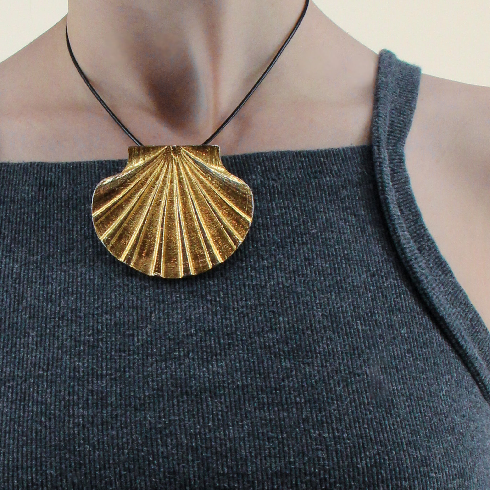 70s mimi di n signed scallop shell pendant