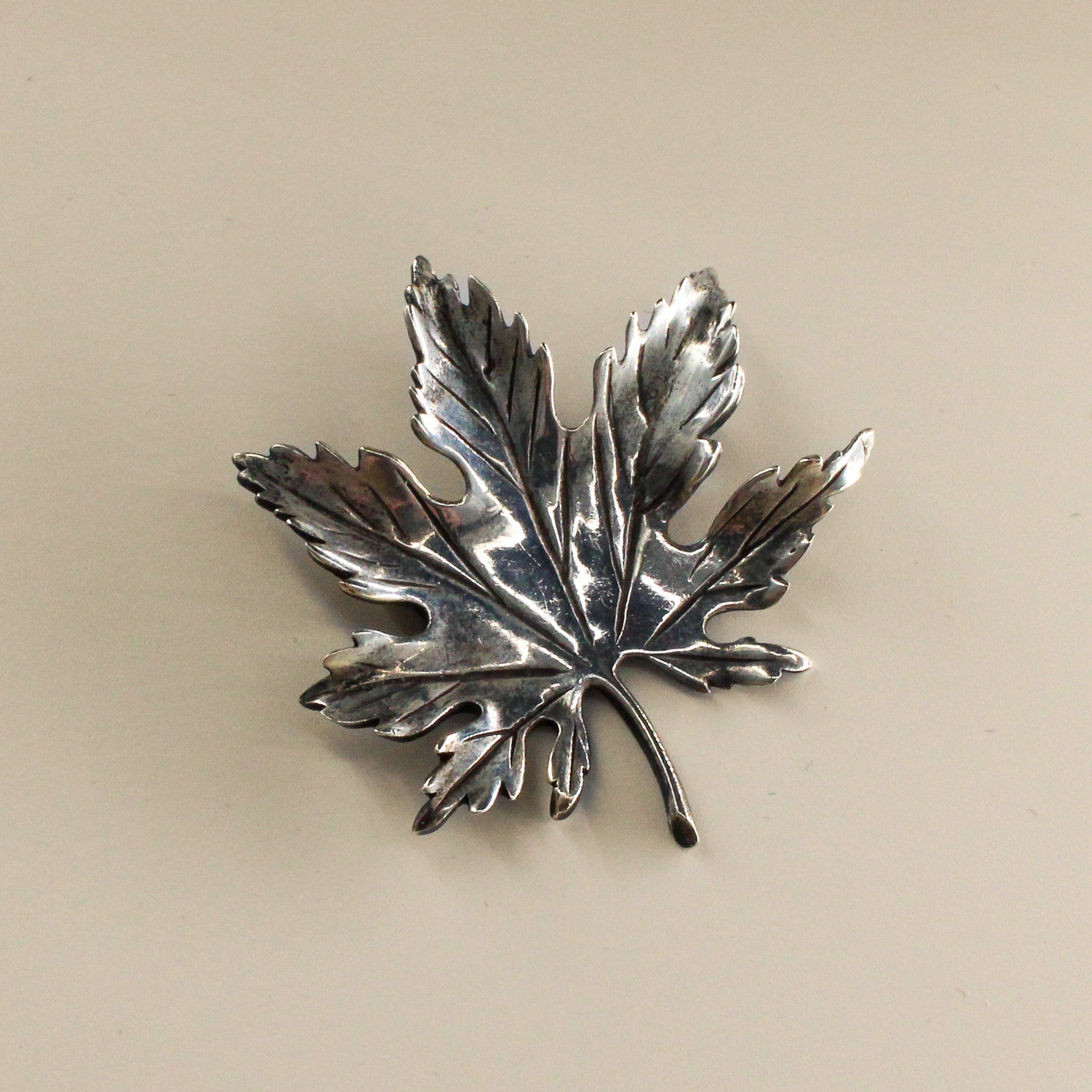 90s mfa 925 sterling maple leaf brooch/pendant