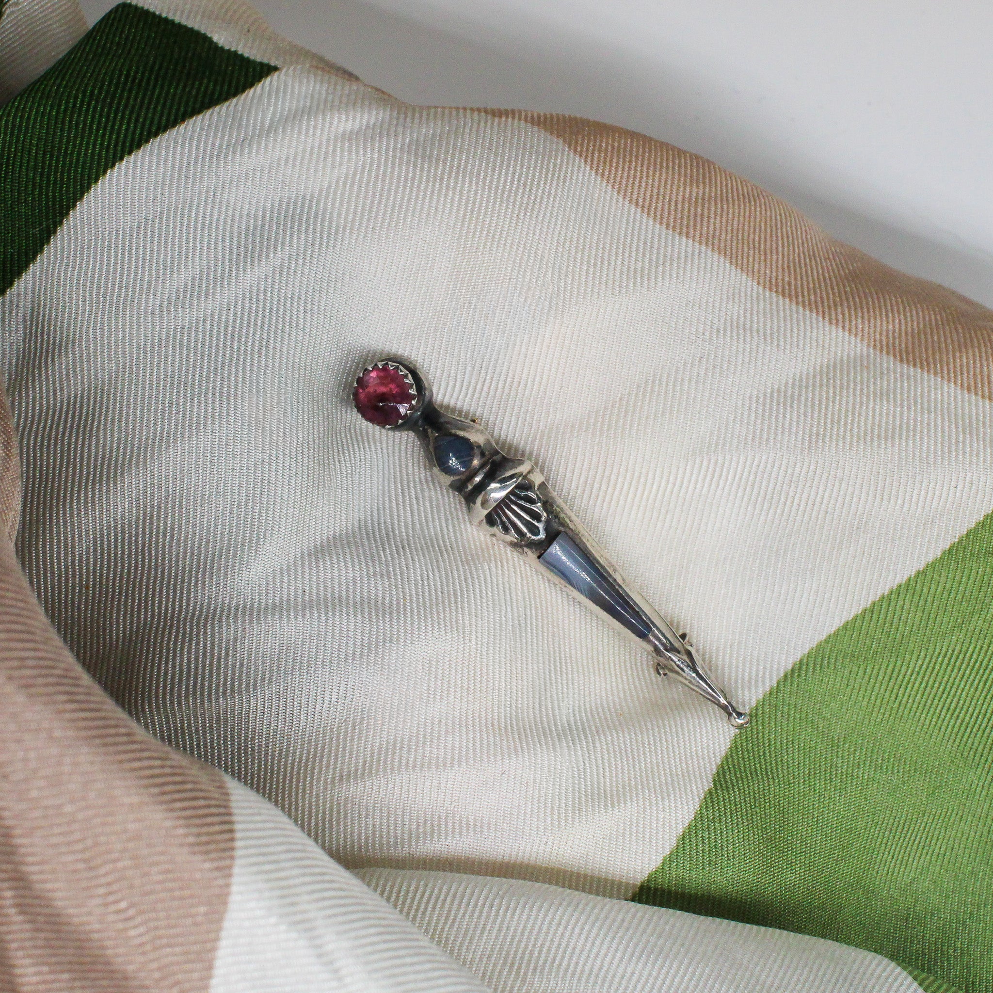 1890s sterling silver scottish dirk dagger brooch with banded agate inlay