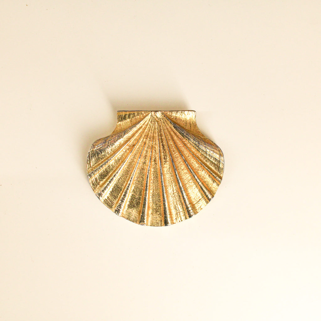 70s mimi di n signed scallop shell pendant