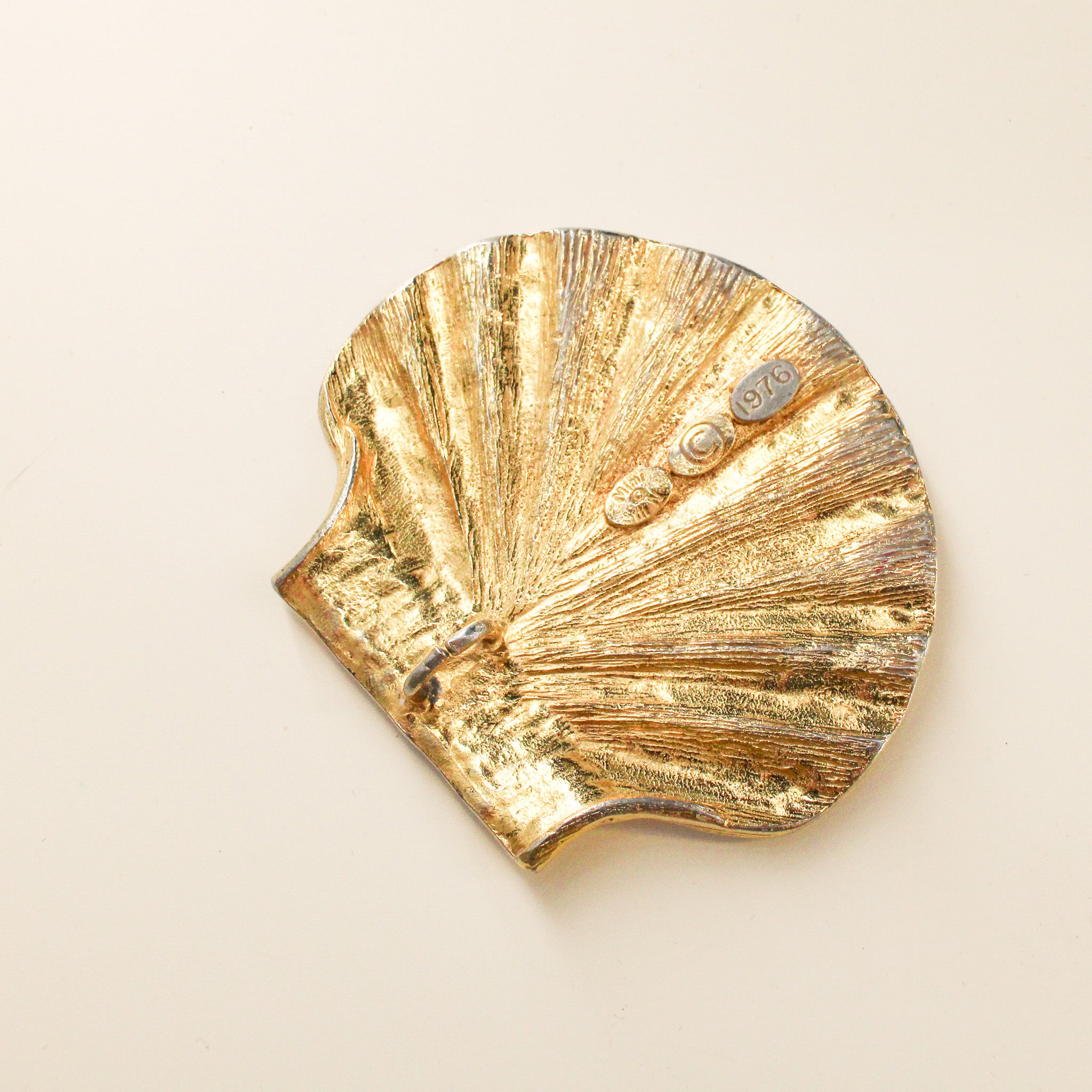 70s mimi di n signed scallop shell pendant