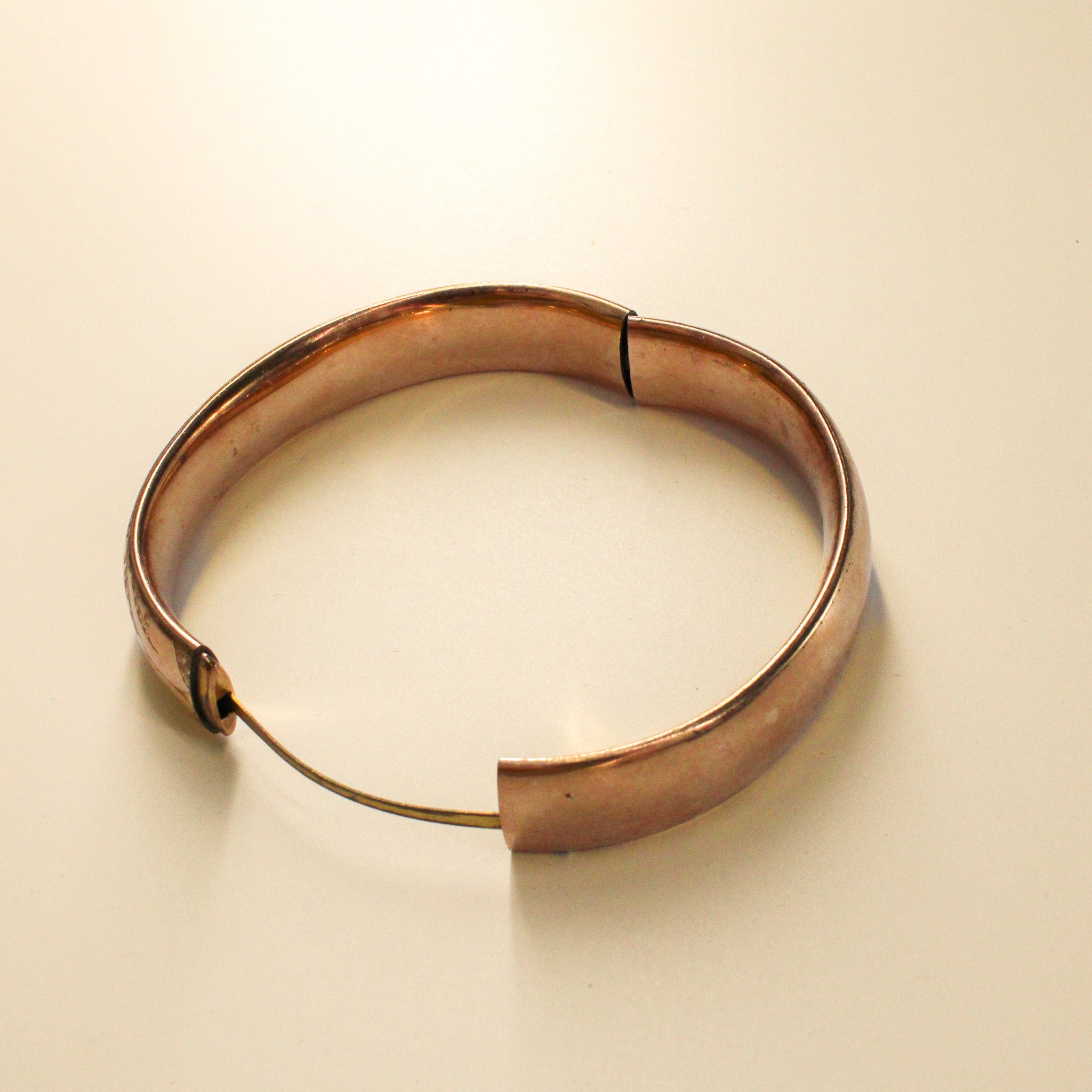 1900s victorian gold shell  hinged bangle by m h & co