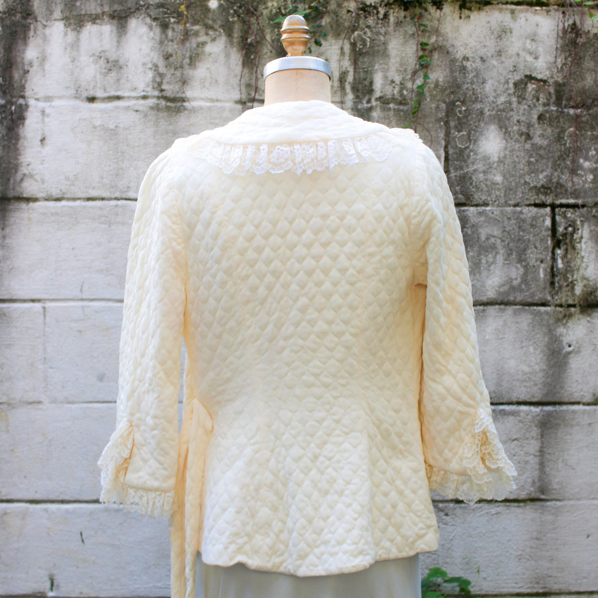 60s rhapsody by glazier ivory quilted bed jacket - collar and label detail