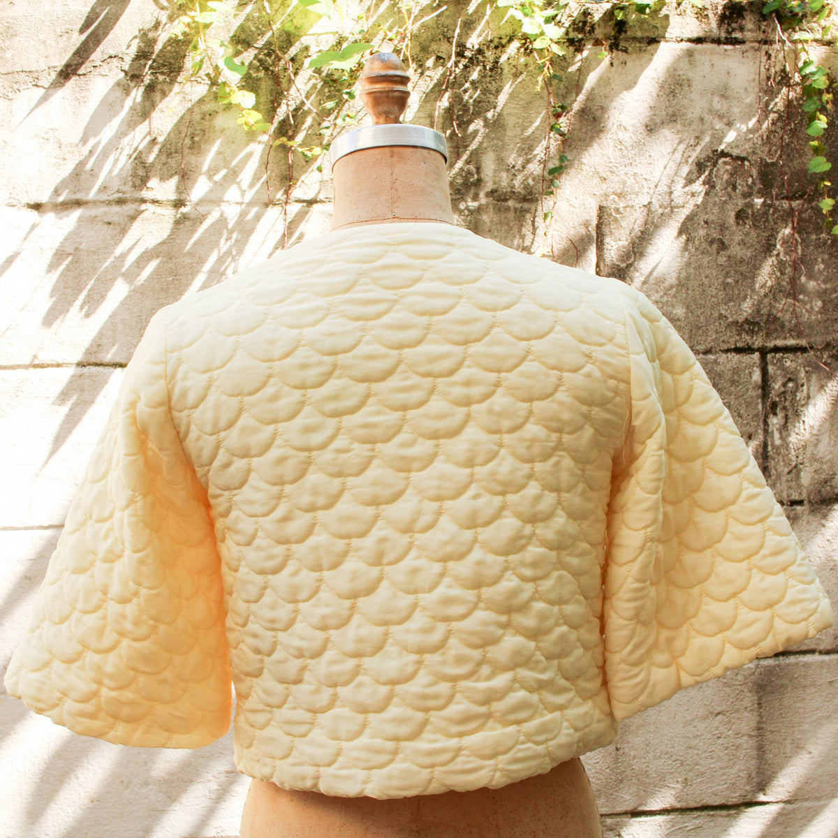 50s barbizon dream puff bed jacket - collar and label detail closeup