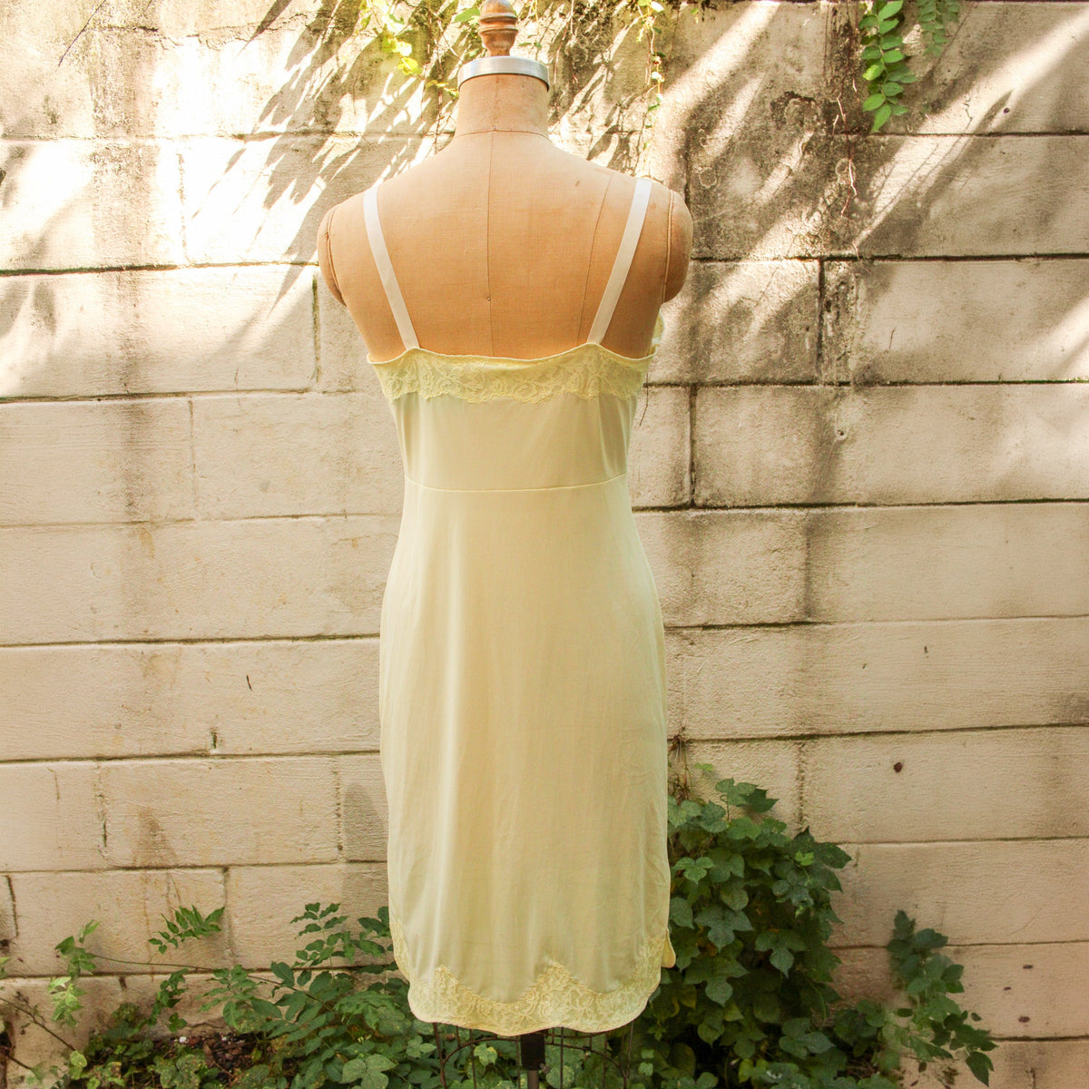 50s nan flower yellow nylon slip - hem detail closeup