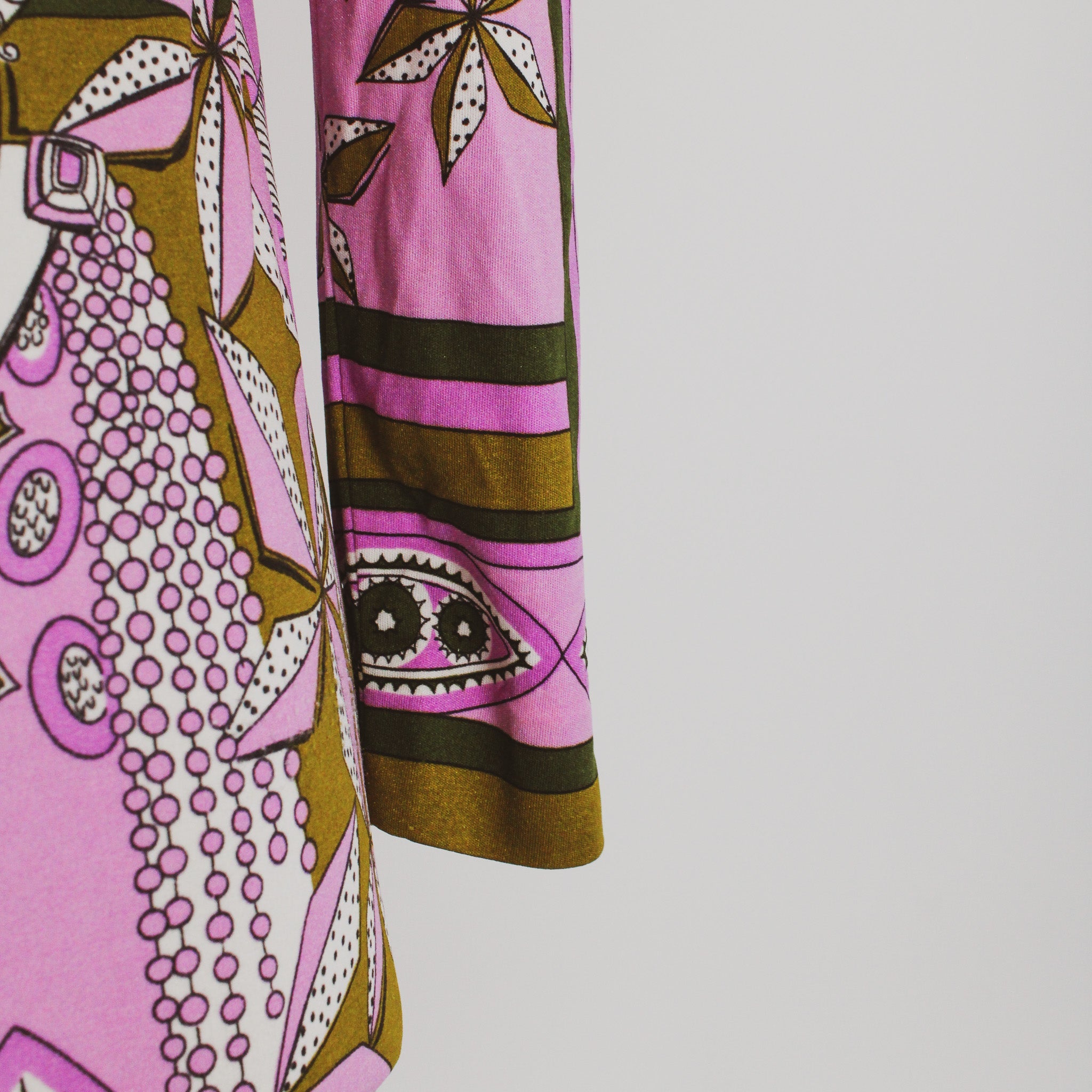 sleeve border print detail