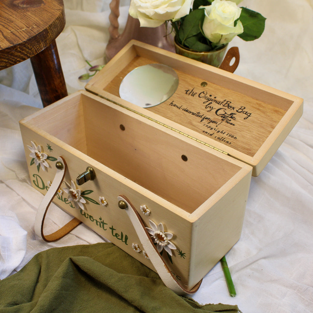 1966 enid collins “daisies won’t tell” box purse – collins of texas