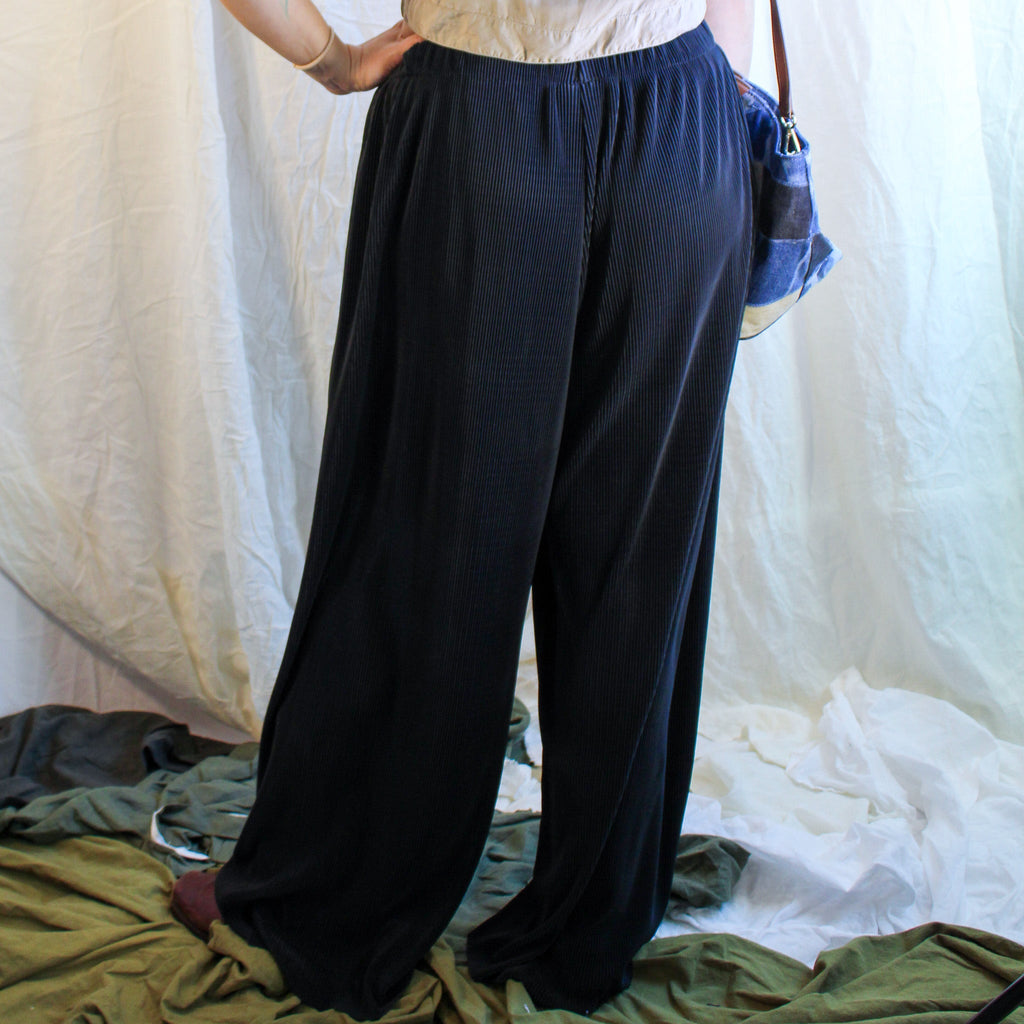 Back view black plissé pants