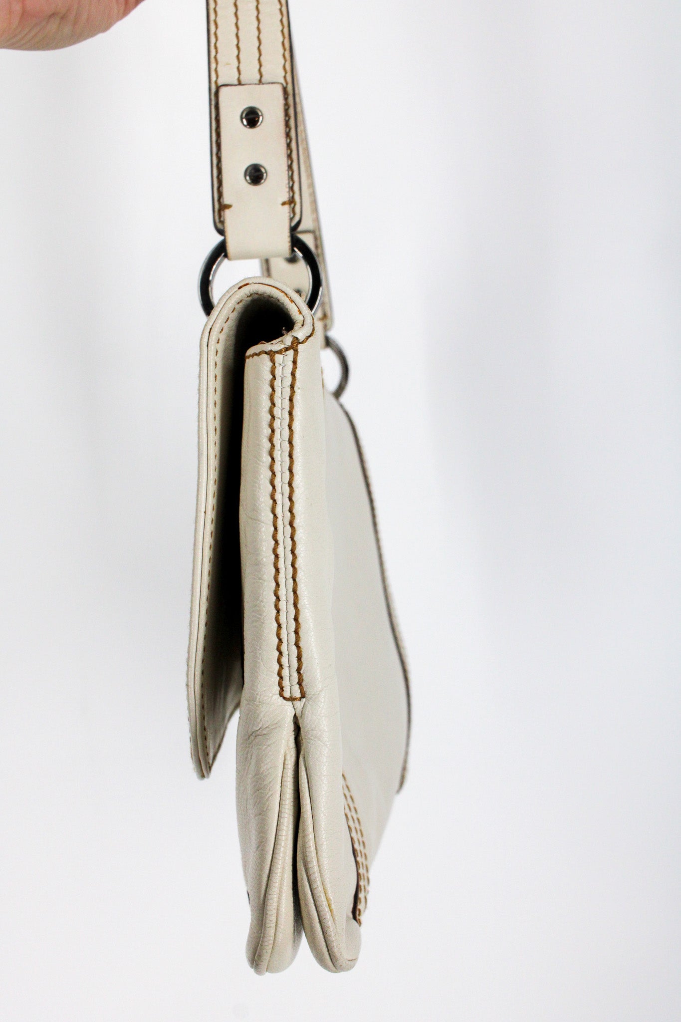 y2k gucci white leather shoulder bag - contrast topstitch flap