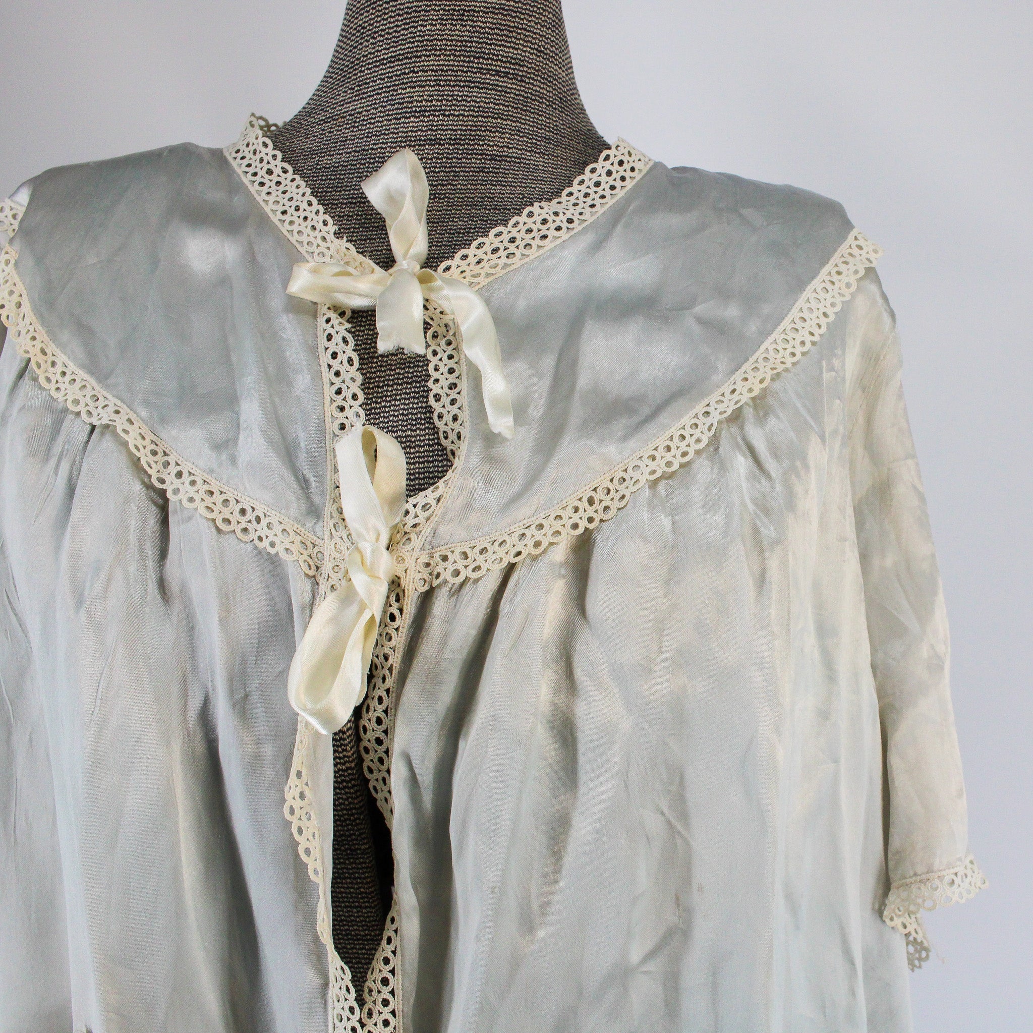 collar and ribbon ties detail