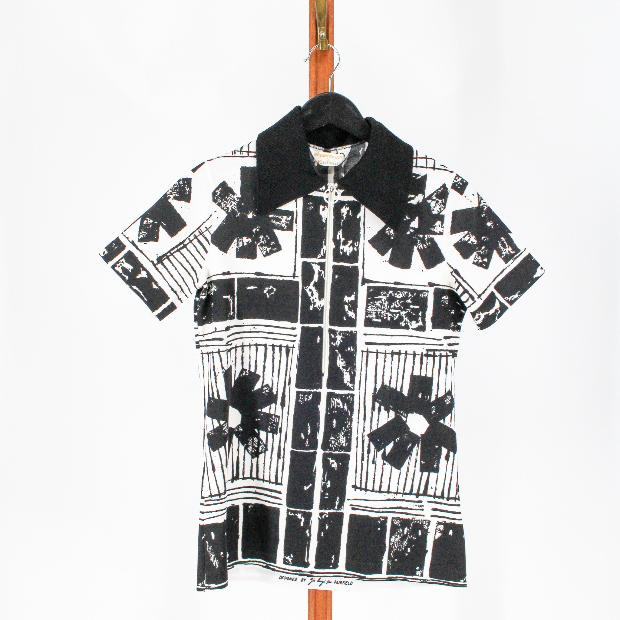 mod print zip top - hanging front