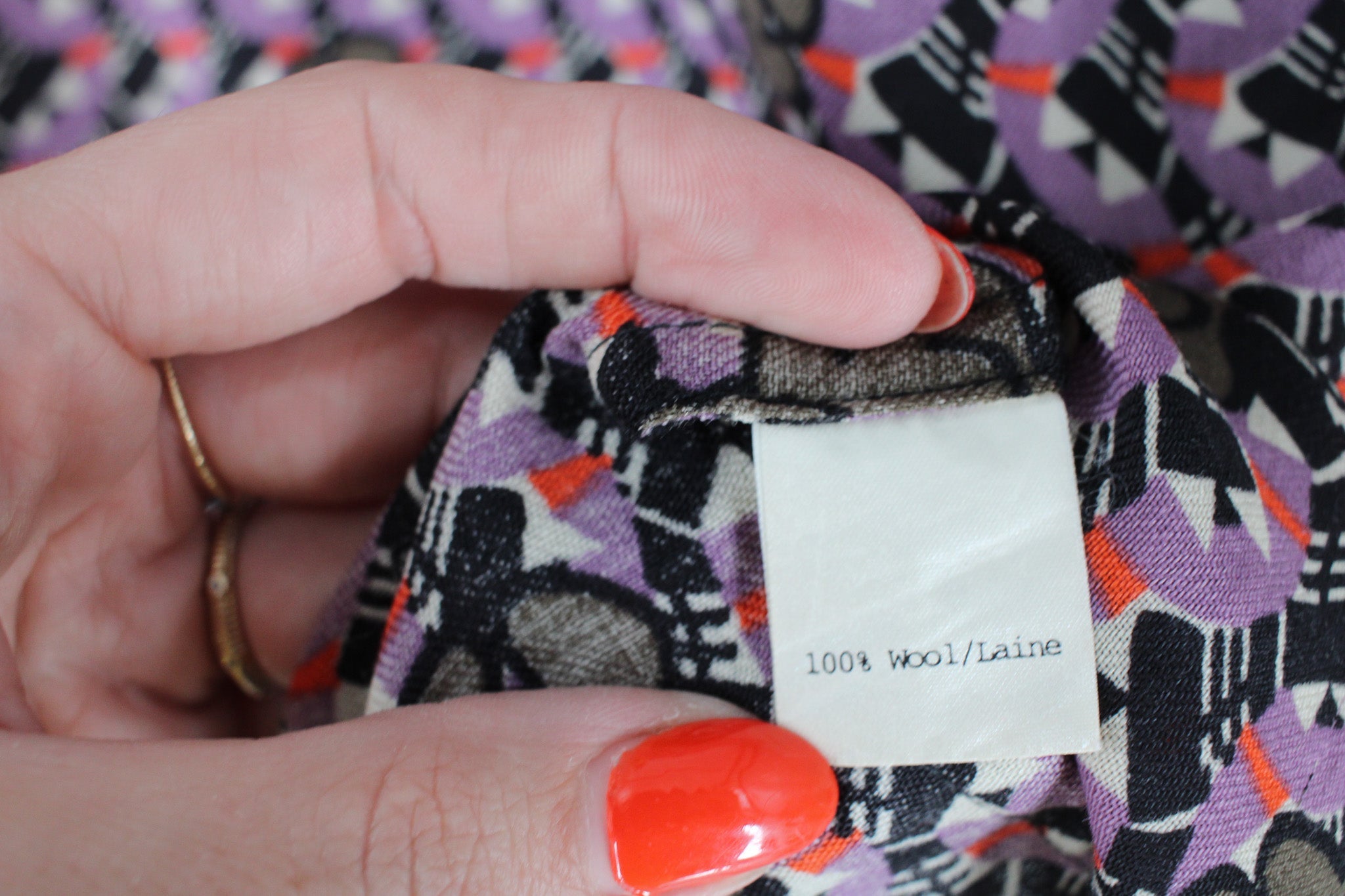 100% wool content tag