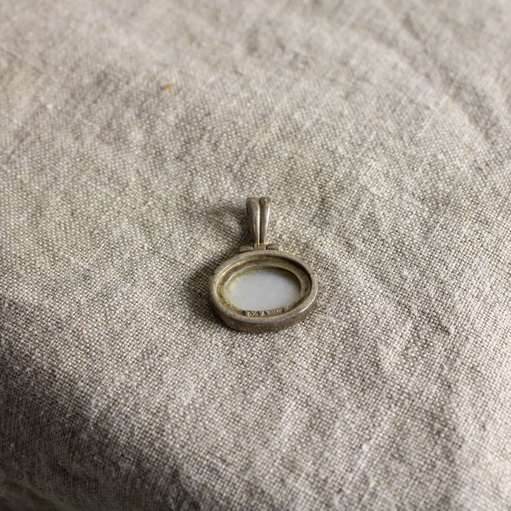 1980s sterling silver and mother-of-pearl oval pendant made in thailand