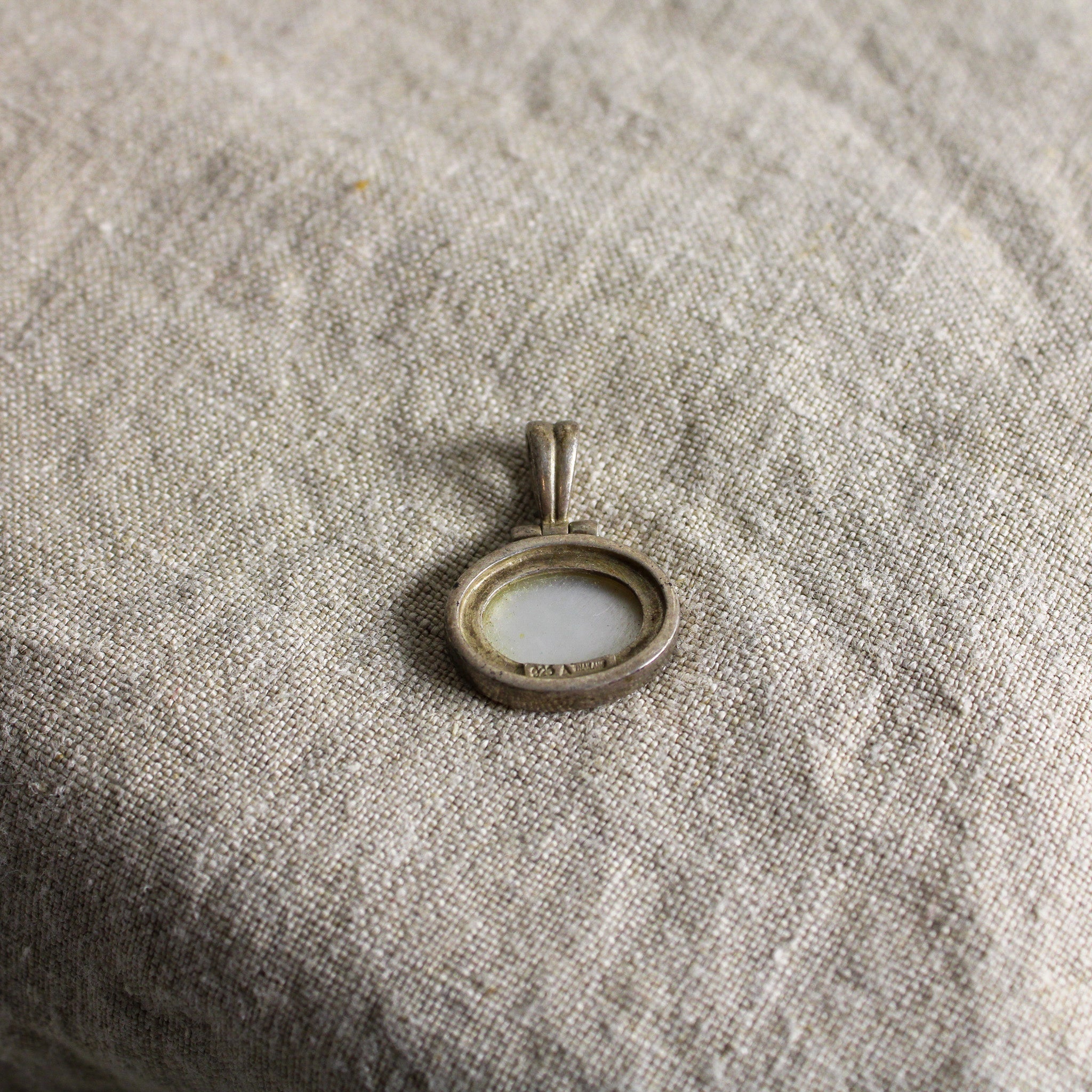 1980s sterling silver and mother-of-pearl oval pendant made in thailand