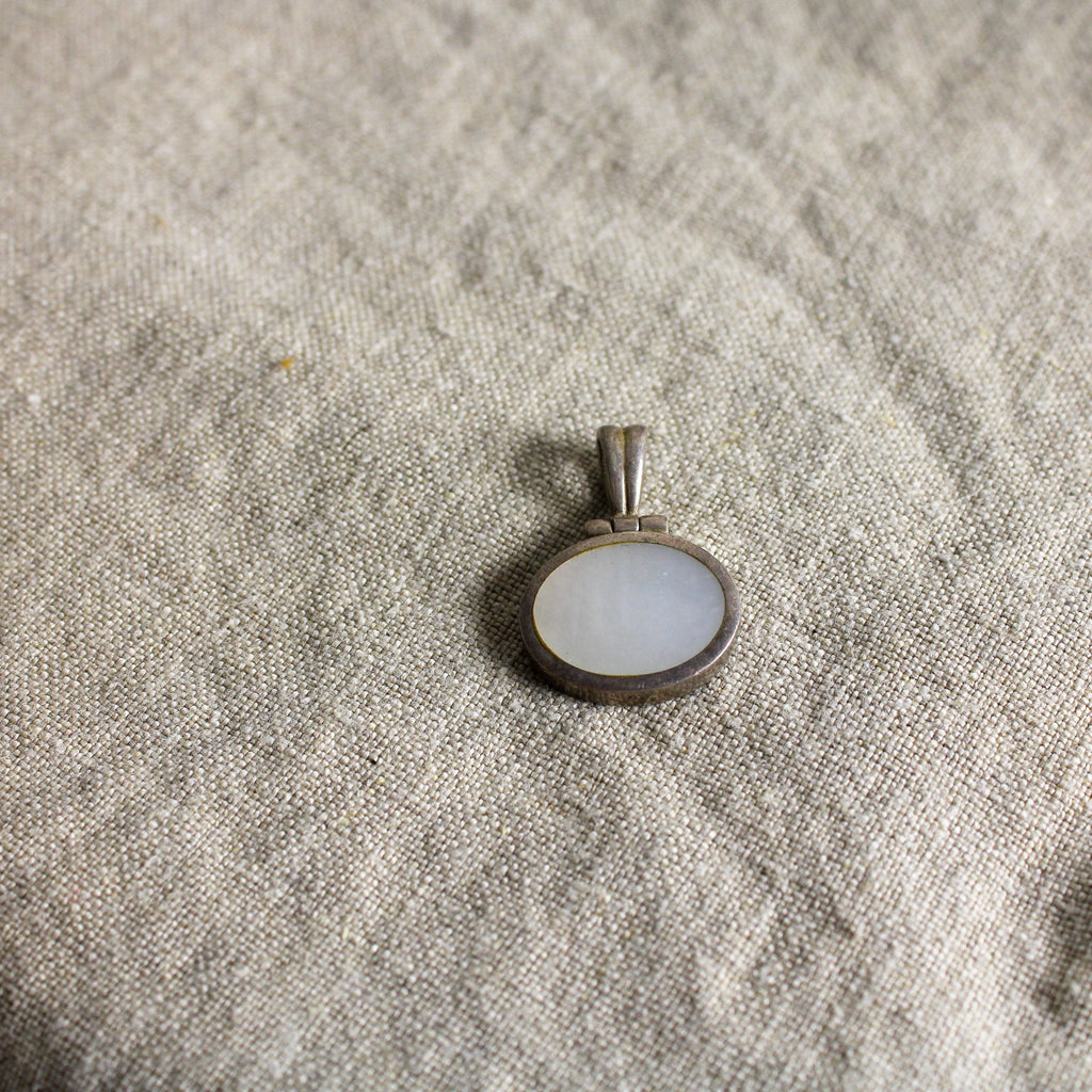 1980s sterling silver and mother-of-pearl oval pendant made in thailand