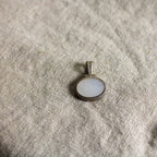 1980s sterling silver and mother-of-pearl oval pendant made in thailand