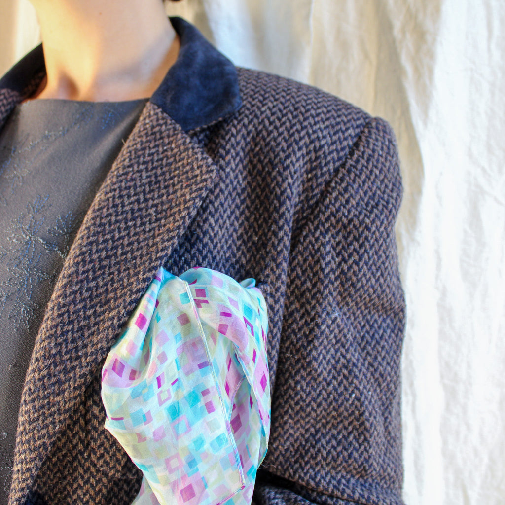 Collar and lapel detail