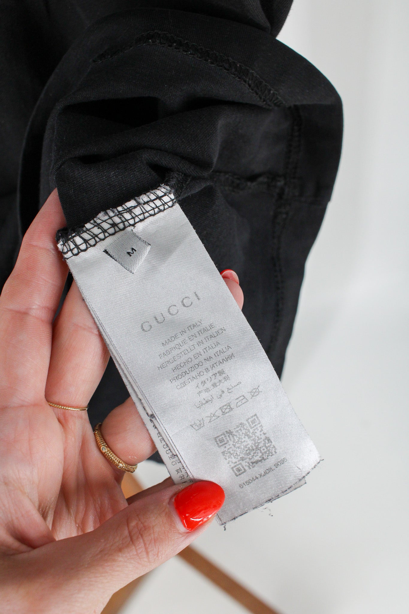 gucci made in italy and qr authentication label, size m