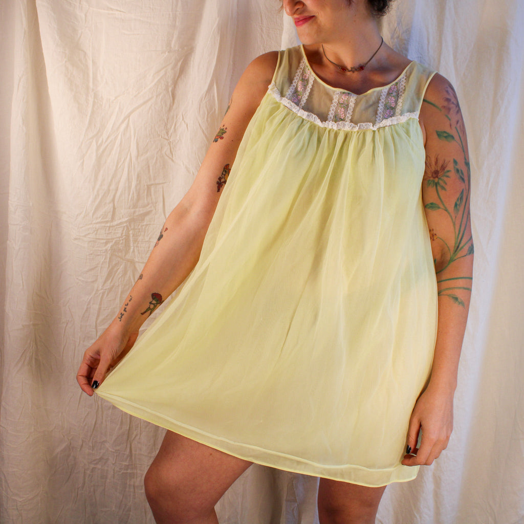 60/70s vintage yellow rosebud nightgown